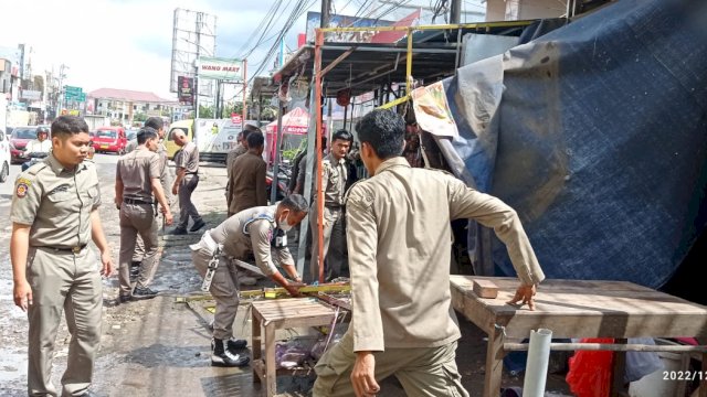 Personel Satpol PP melakukan penertiban PKL di sejumlah titik di Gowa (Portal Media/Irham)