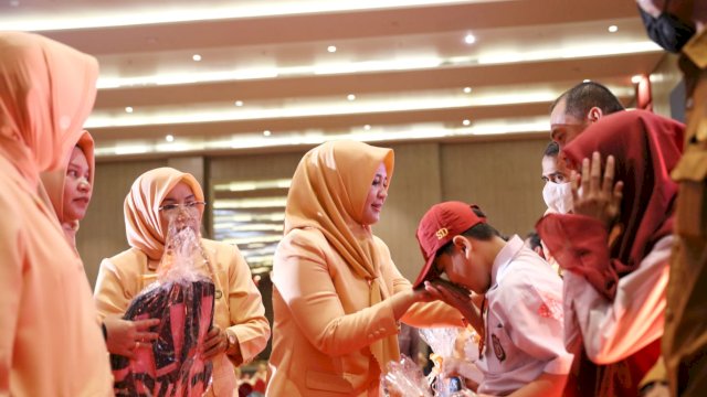 Wakil Wali Kota Makassar, Fatmawati Rusdi memberikan bantuan pendidikan kepada 50 anak ASN golongan 1, di Hotel Gammara, Jalan Tanjung Bunga, Selasa (20/12/2022). Foto: dok