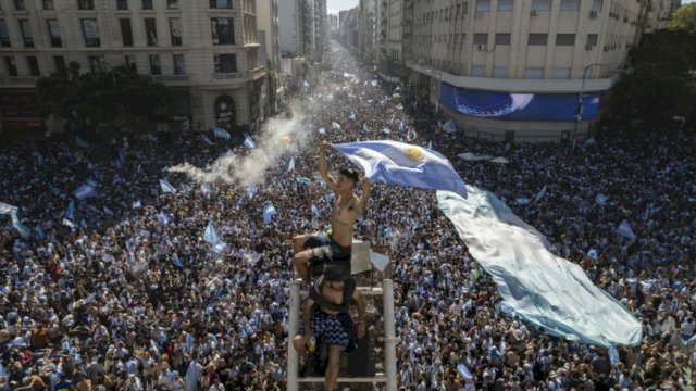 Penampakan  lautan manusia saat menyambut pemenang Piala Dunia 2022 di ibu kota Argentina, Buenos Aires 