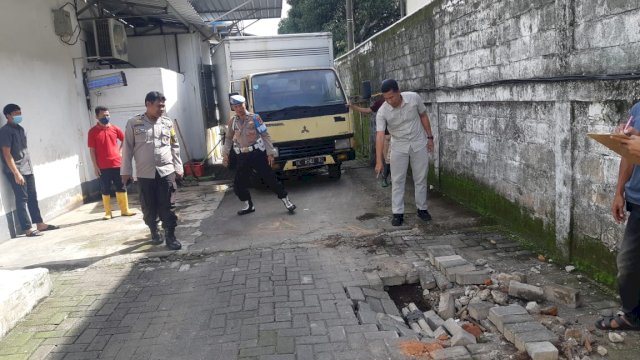 Polisi saat melakukan olah TKP di lokasi kejadian tewasnya salah satu pekerja di PT Indobrush Utama. (Ist)
