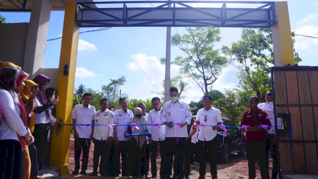 Bupati Pangkep Muhammad Yusran Lalogau meresmikan TPS3R Cendae Bersatu di Desa Batara. (ist/PM)