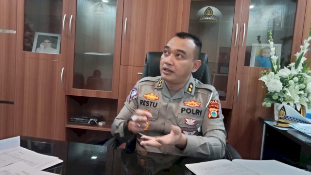 Kasubdit Regident Ditlantas Polda Sulsel, AKBP Restu saat di wawancarai awak media di kantornya. (Portal Media/Reza)
