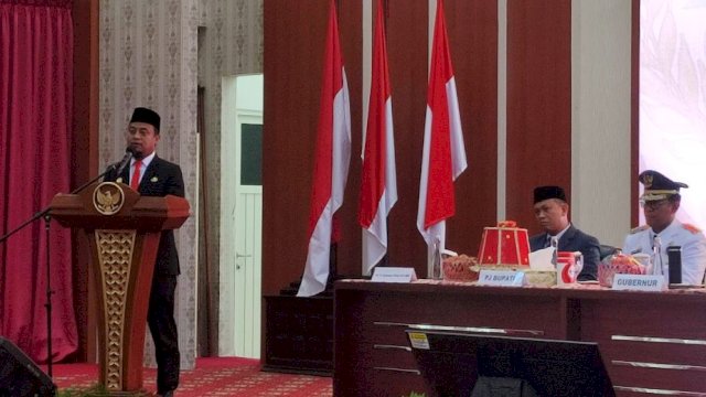 Gubernur Sulsel, Andi Sudirman Sulaiman saat memberikan arahan dalam pelantikan Pj Bupati Takalar. (irham/PM)