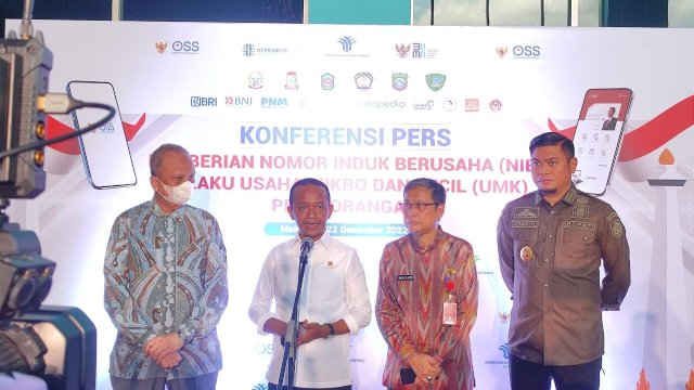 Menteri Investasi, Bahlil Lahadalia saat konferensi pers di acara Pemberian Nomor Induk Berusaha (NIB) Bagi Pelaku UMK Perseorangan di Celebes Convention Center, Makassar, Kamis (22/12/2022)/ (Portal Media/Irham) 