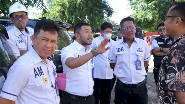 Direksi Perumda Air Minum Kota Makassar saat melakukan pengecekan meteran pelanggan/Ist