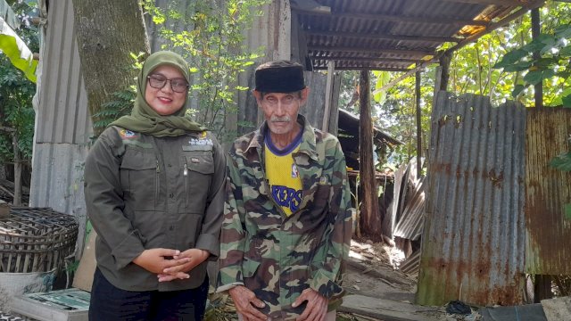  Perwakilan UPZ Pemprov Sulsel, Andi Aryani serahkan bantuan Gubernur Sulawesi Selatan, Andi Sudirman Sulaiman kepada kakek Paeba' Dg Nai berupa uang tunai dan sembako. Foto: ist