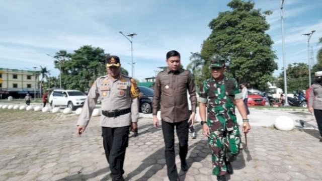 
Bupati Gowa, Adnan Purichta Ichsan pimpin apel operasi lilin bersama Polres Gowa dan Kodim. Foto: Ist