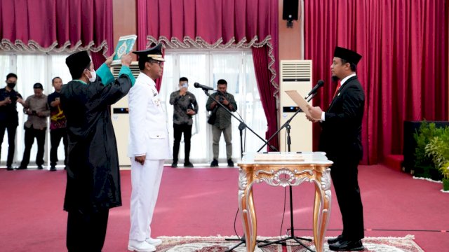 Setiawan Aswad saat pengambilan sumpah menjabat sebagai PJ Bupati Takalar oleh Gubernur Sulsel, Andi Sudirman Sulaiman/Ist