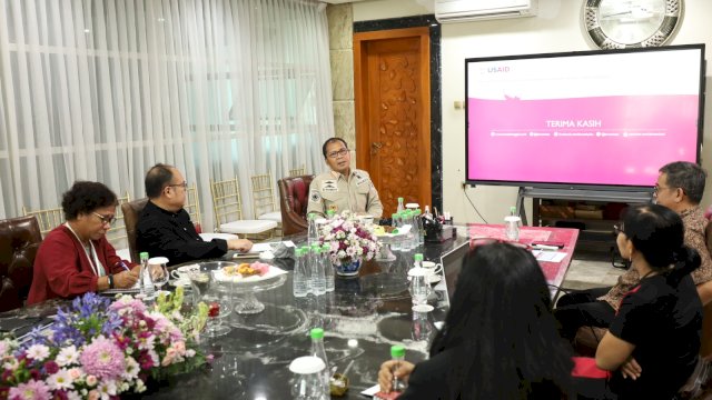 Finance Innovation and Mobilization Lead USAID IUWASH Tangguh Benny Djumhana saat menemui Walikota Makassar Moh Ramdhan Pomanto, di Amirullah, Kamis (22/12/2022) kemarin.