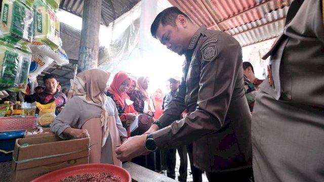 Bupati Gowa Adnan Purichta Ichsan saat kunjungan ke Pasar Sungguminasa bersama Forkopimda Gowa/Ist