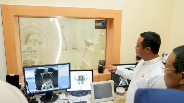 Gubernur Sulawesi Selatan (Sulsel) , Andi Sudirman Sulaiman saat meninjau sarana dan prasarana yang baru diresmikan/Ist