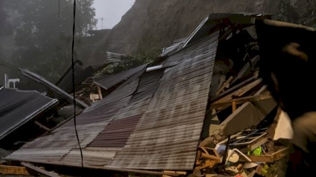 salah satu rumah di Bontolerung, Malino, Gowa, rusak parah akibat longsor. (ist)