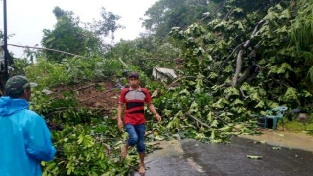 Terjadi longsor di Dusun Mala&rsquo;lang, Desa Lonjoboko, Kecamatan Parangloe, Gowa yang mengakibatkan jalan Poros Malino terputus/IST