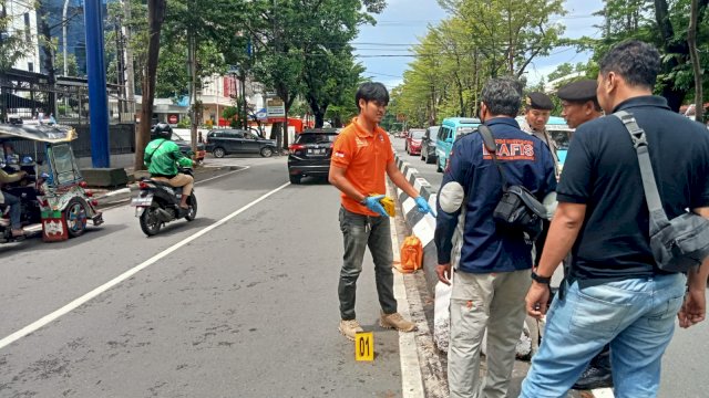 Polisi yang melakukan olah TKP di lokasi tarik tambang maut IKA UNHAS beberapa waktu lalu (Portal Media/Reza)