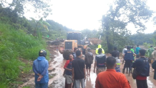 Proses pembukaan jalan yang tertimbung material longsor di Jalan Poros Malino Kabupaten Gowa/IST