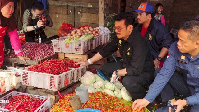Mentan SYL saat meninjau Pasar Terong di Kota Makassar, Minggu, 25 Desember 2022.