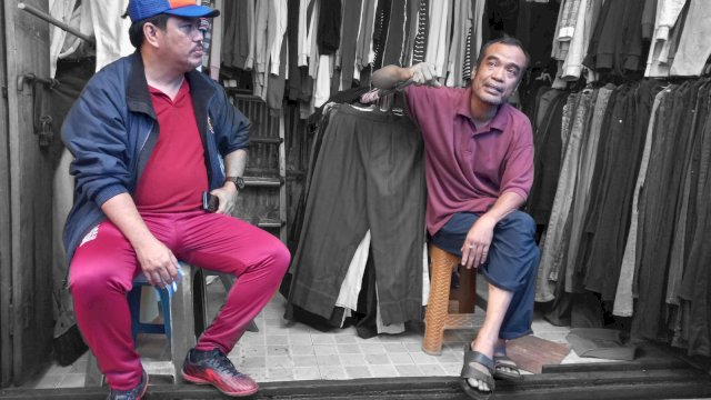 Direktur Utama Perumda Pasar, Ichsan Abdu Hussein saat berbincang dengan pedagang di Jalan Sawi yang kini menjadi tempat sementara pedagang Pasar Terong berjualan/IST