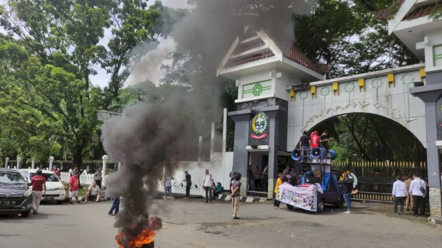 Sejumlah driver yang tergabung dalam Driver Online Bergerak (Dobrak) melakukan aksi demonstrasi di Kantor Gubernur Sulsel (Portal Media/Al fath)