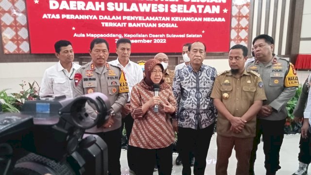 Menteri Sosial, Tri Rismaharini didampingi jajaran Polda Sulsel saat memberikan keterangan kepada awak media, usai pemberian penghargaan (Portal Media/ Reza)