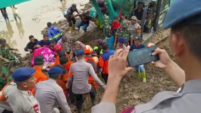 Tim Sar Gabungan menemukan korban longsor di Lonjoboko, Kecamatan Parangloe, Gowa/IST