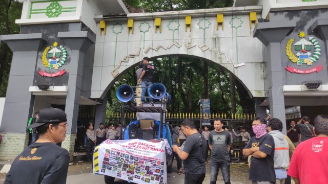 Aliansi Driber Online menggelar aksi di depan Kantor Gubernur Sulsel, Senin (26/12/2022). Foto: Portalmedia.id/Al Fath