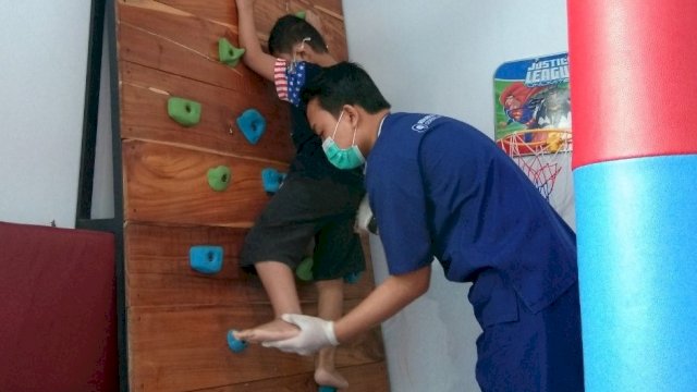 Salah satu terapi pasien yang dilakukan di klinik Cerebellum. Foto: dok