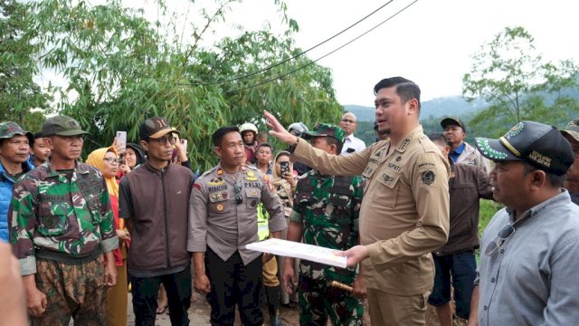Bupati Gowa, Adnan Purichta Ichsan saat meninjau lokasi longsor di Malino/IST