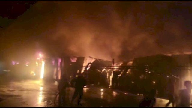  Potongan gambar yang memperlihatkan si jago merah melahap sejumlah kios pedagang di kawasan Pasar Sentral. (Ist)