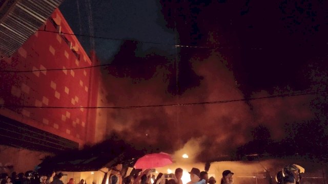 Warga yang berkerumun di lokasi kebakaran Pasar Sentral Makassar, Selasa (27/12/2022) malam. Foto: Portalmedia.id/Reza