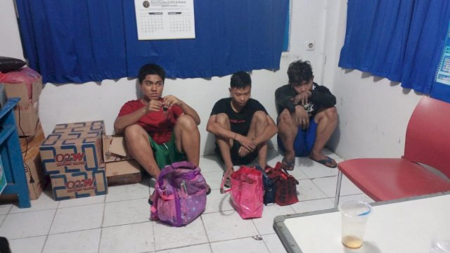 Tiga pemuda yang diamankan polisi usai kedapatan melakukan aksi pencurian dengan memanfaatkan kepanikan warga pada saat kebakaran Pasar Sentral Makassar. Foto: ist