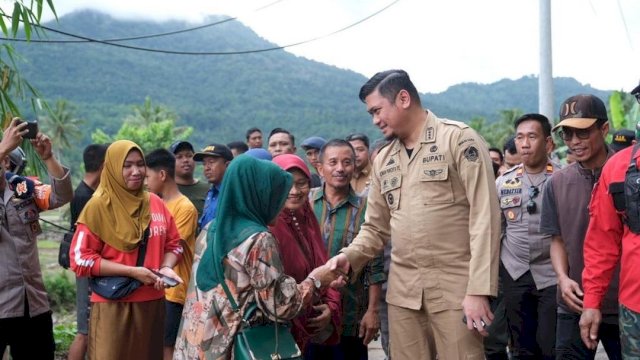 Bupati Gowa, Adnan Purichta Ichsan saat meninjau lokasi musibah tanah longsor di Lonjoboko, Kecamatan Parangloe. (Foto: Ist/Irham/Portalmedia)