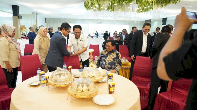 Plh Sekda Sulsel Andi Aslam Patonangi bersama Founder Bosowa Corps, HM Aksa Mahmud, di sela Pelantikan Pengurus Ikatan Alumni Universitas Bosowa 45 Makassar, yang digelar di Gedung Lestari 45 Makassar, Rabu, 28 Desember 2022.