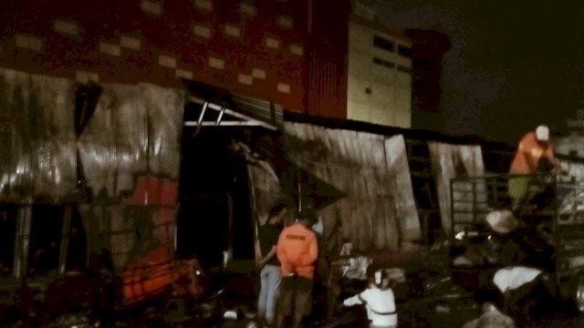 Kondisi terkini di Blok B Pasar Sentral Makassar, nampak beberapa pedagang masih mencari sisa-sisa kebakaran yang bisa diselamatkan. Foto: Portalmedia.id/Reza