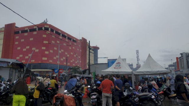 Kondisi Pasar Sentral Makassar pasca kebakaran dikerumuni warga, Rabu (28/12/2022). Foto: Portalmedia.id/Firda