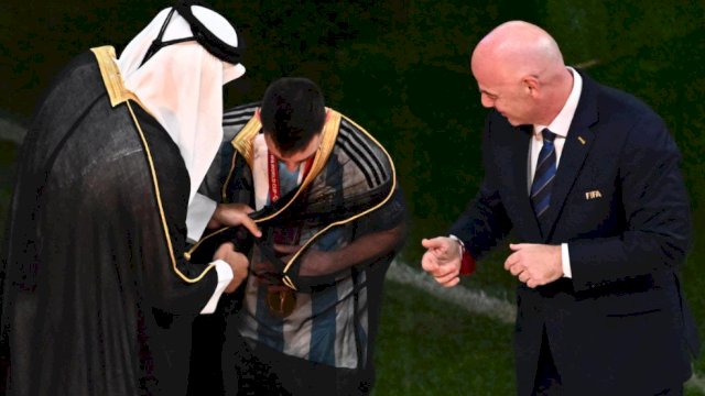Saat Lionel Messi mendapat jubah hitam dari panita penyelenggaran Piala Dunia 2022 Qatar. 