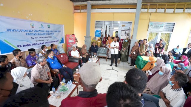 Gubernur Sulsel, Andi Sudirman Sulaiman saat menyerahkan BLT BBM kepad warga yang ada di Kabupaten Pangkep/Ist