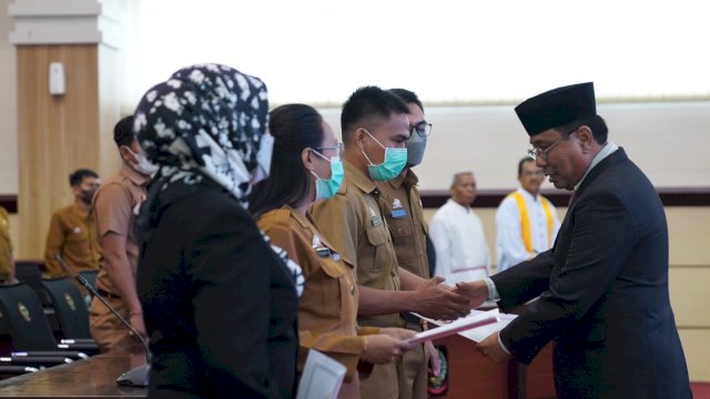 Plh Sekda Pemprov Sulsel, Andi Aslam Patonangi, melantik 185 orang pejabat fungsional lingkup Pemprov Sulsel, di Ruang Rapat Pimpinan, Kantor Gubernur, Kamis, 29 Desember 2022.