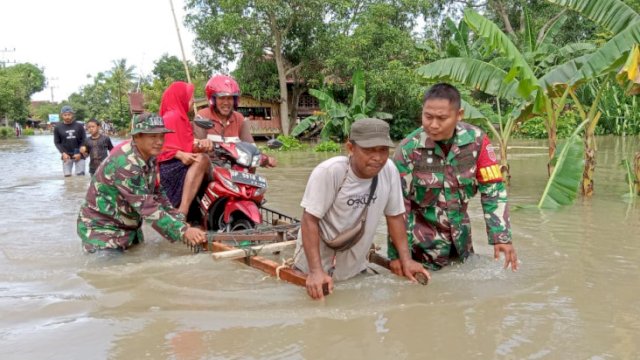 Personil tim gabungan mengevakuasi masyarakat terdampak banjir rob di Kabupaten Pinrang, Sulawesi Selatan, Rabu (28/12). (BPBD Kabupaten Pinrang)