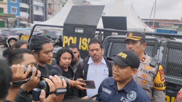 Kasubdit Fiskom Bidang Labfor Polda Sulsel, Kompol Wiji Purnomo saat diwawancarai awak media usai olah TKP di Kawasan Blok B Pasar Sentral Makassar. Foto: Portalmedia.id/Reza