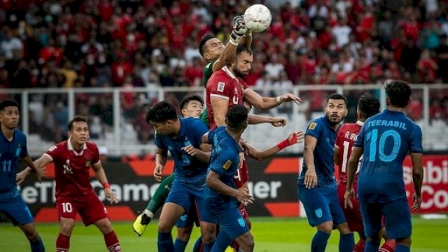 Duel udara Bek Timnas Indonesia, Jordi Amat dengan kiper Thailand, Kittipong Phuthawchueak pada lanjutan pertandingan Grup A Piala AFF 2022. Foto: Ist