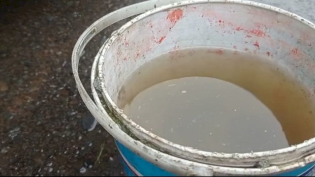 Penampakan BBM jenis Pertalite yang diduga bercampur air dari kendaraan mobil bak terbuka milik Hasanuddin. Foto: dok