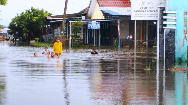 Kondisi terkini di Perumnas Antang Makassar yang terendam banjir, Kamis (29/12/2022). Foto: Portalmedia.id/Firda