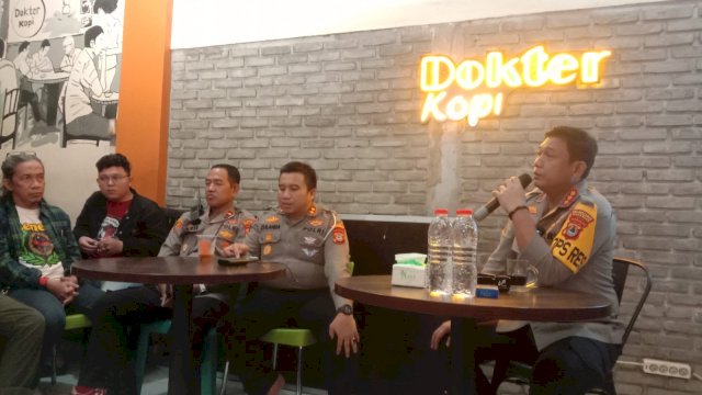 Kapolrestabes Makassar, Kombes Pol Budhi Haryanto saat menjadi narasumber dalam diskusi 'Jumat Curhat' (Portal Media/Reza) 