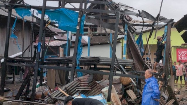 Sebanyak 84 rumah warga di Desa Tamalate, Kecamatan Galesong Utara, Kabupaten Takalar, Sulawesi Selatan, Porak-poranda diterjang angin kencang/Ist