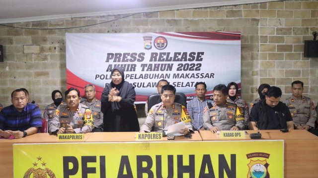 Kapolres Pelabuhan Makassar, AKBP Yudhi Frianto didampingi para PJU Polres Pelabuhan Makassar saat ekspose akhir tahun (Portal Media/Reza)