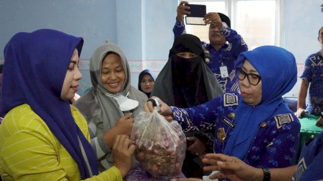 Sekretaris Daerah Kabupaten Gowa, Kamsina saat memberikan bantuan kepada pelaku UMKM/Ist