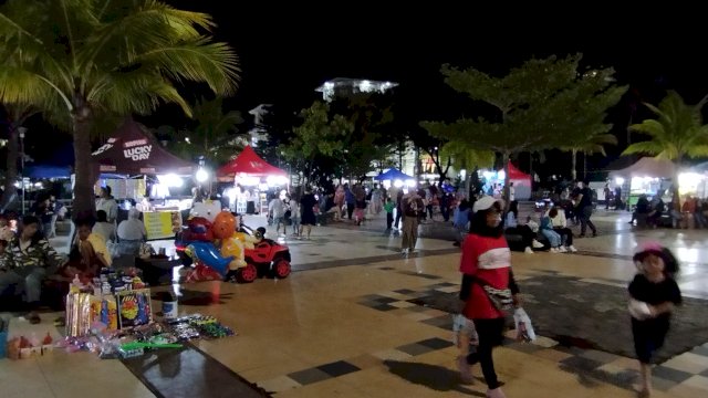 Suasana Pantai Losari Makassar jelang pergantian tahun yang ramai dipadati pengunjung/(Portal Media/ Firda)
