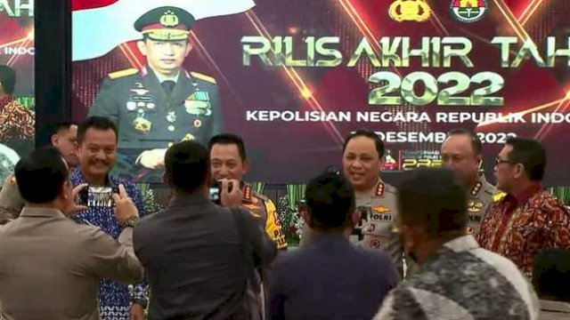 Kapolri Jenderal Listyo Sigit Prabowo (dua dari kiri, menghadap kamera) foto bersama sebelum dimulai kegiatan rilis akhir tahun 2022 (Foto: Youtube Divisi Humas Polri)