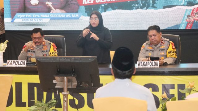 Kapolda Sulsel, Irjen Pol Nana Sudjana (kiri) didampingi Wakapolda Sulsel, Brigjen Pol Chuzaini Patoppoi (kanan) saat rilis akhir tahun/(Portal Media/Reza)