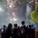 Hujan Tak Halangi Atraksi Warga Nyalakan Kembang Api di Anjungan Pantai Losari